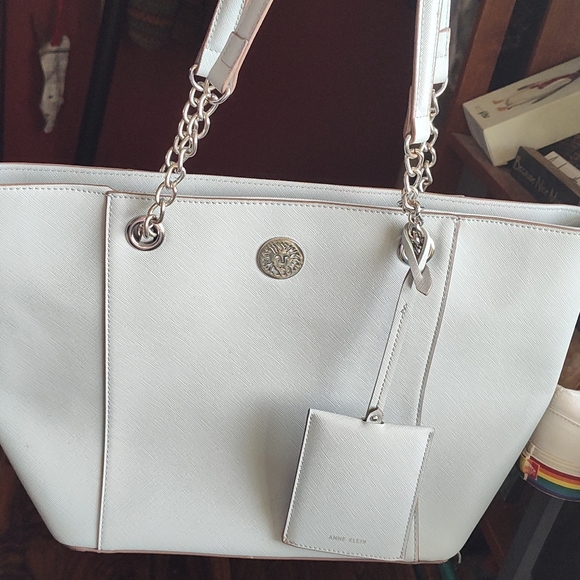 Tote - Picture 1 of 5